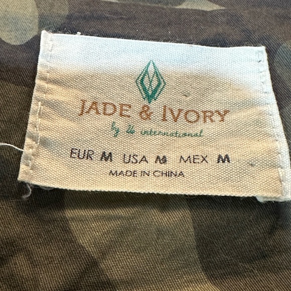 Jade & Ivory Camo lightweight jacket sleeves are embroidered with flowers medium - Picture 7 of 15